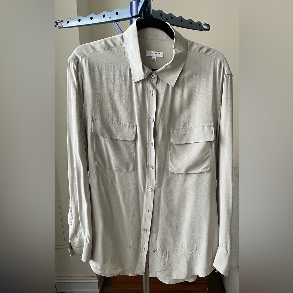 Equipment // Signature Silk Blouse // Dove Grey // L